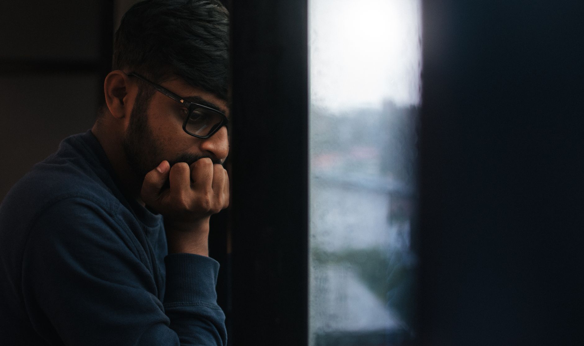 Ergenlerde İçe Kapanma: Normal mi, Psikolojik Sorun mu?